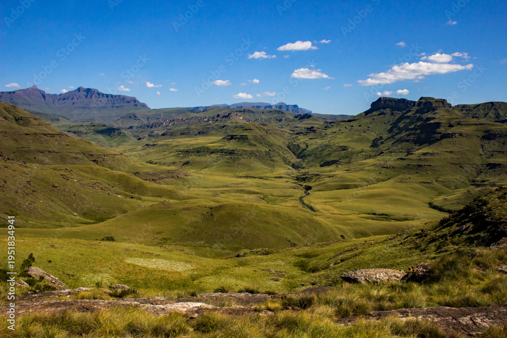 Obraz premium The summer Drakensberg Mountains landscape in South Africa, with Hodgin’s Peak in the background