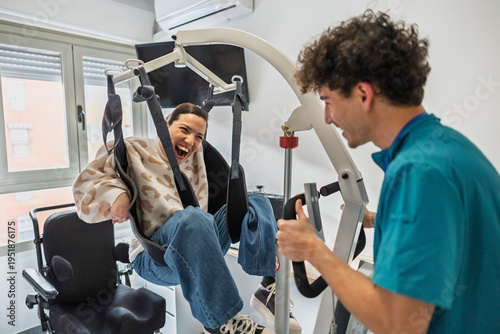 Fotografía Patient experiencing joyful mobility during physical therapy session