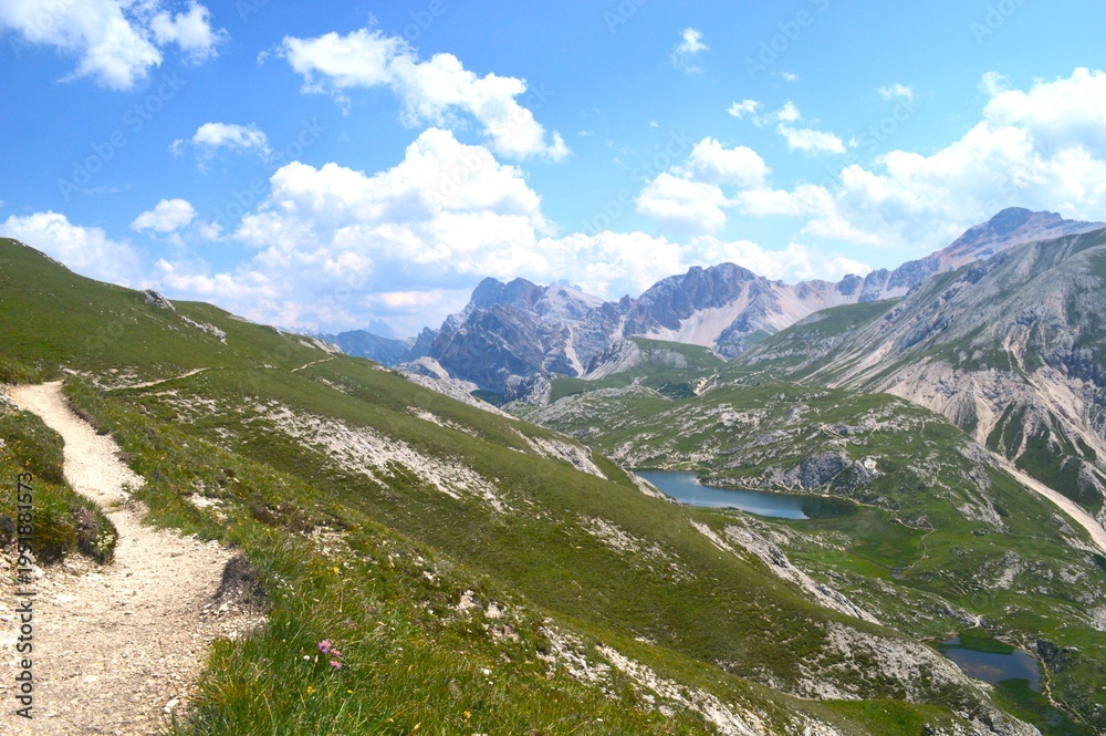 Obraz premium Lago Le De Fojedora lake with mountain background summer landscape