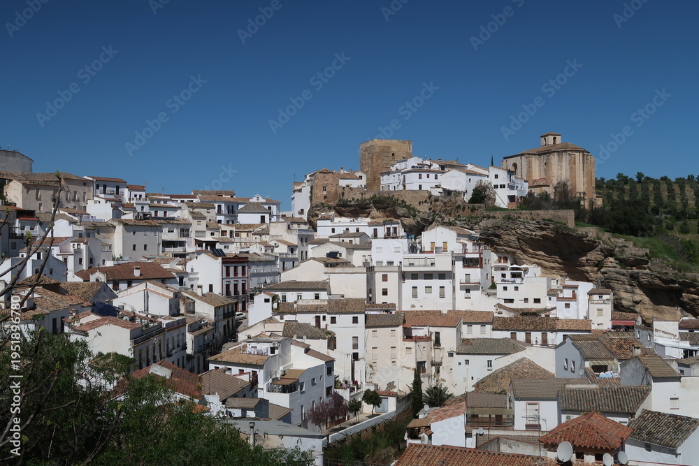 Obraz premium Panoramic View of Setenil de las Bodegas, Andalusia, Spain with Mirador del Carmen Overlooking the White Village