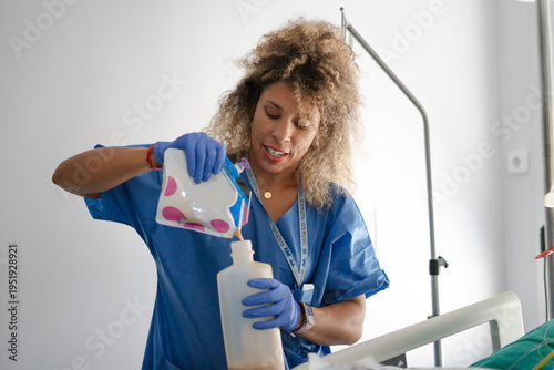 Εκτύπωση καμβά Nurse preparing liquid nutrition for hospital patient feeding