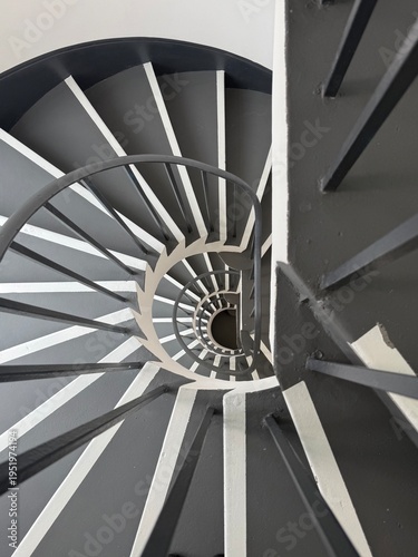 Canvas-taulu Spiral Staircase Symmetry: A gorgeous black and white view of a spiral staircase repeating down multiple floors with perfect symmetry