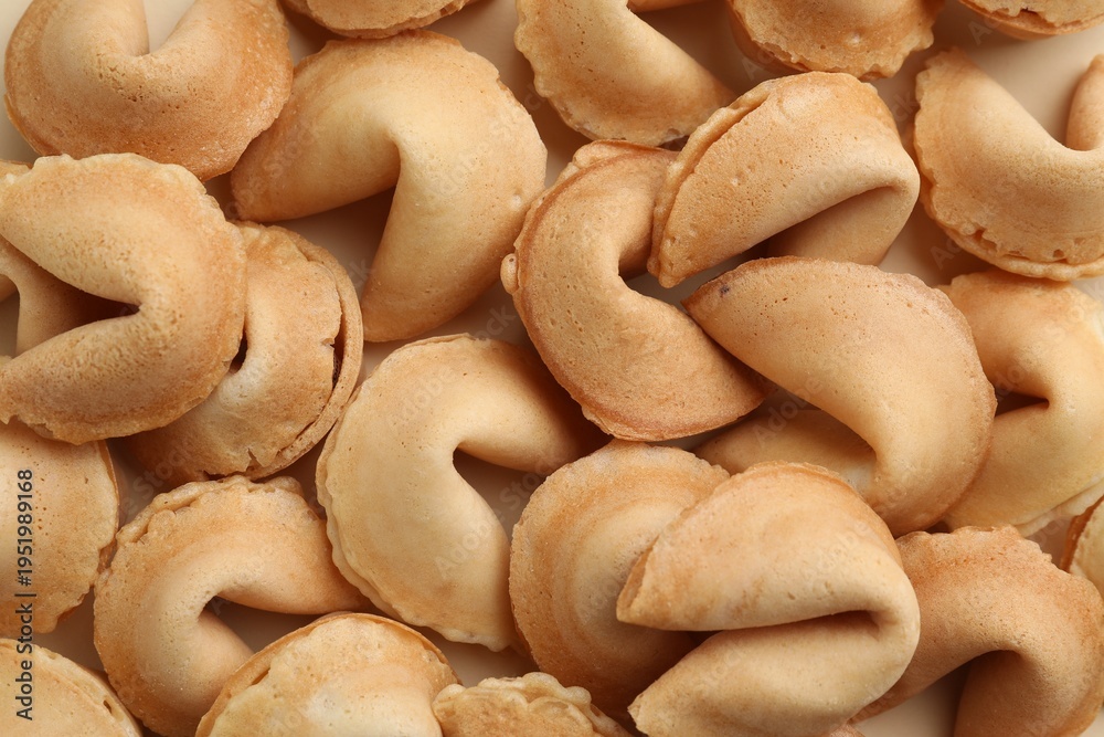 Obraz premium Tasty fortune cookies with predictions as background, top view