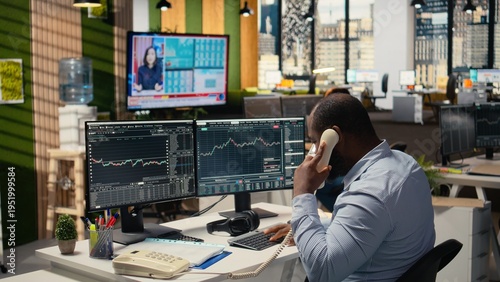 Φωτογραφία Stockbroker shocked by news of Black Swan event shaking global finance, calling customers to withdraw money