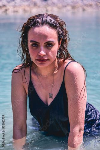 Young and beautiful woman swim in the swimming in the river. modelando en el rio. mujer hermosa tomando baño en un rio. vestido azul.