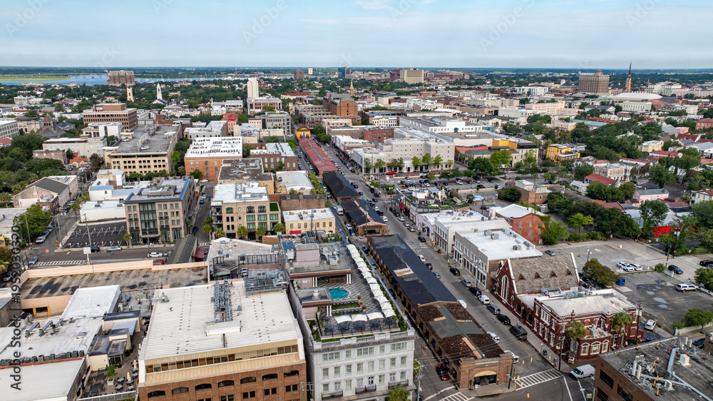 Naklejka premium Aerial view of downtown Charleston, South Carolina skyline showing city market, streets, buildings, and urban areas in the lowcountry cityscape landscape