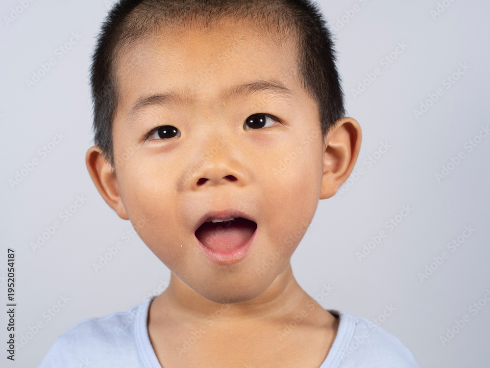 Naklejka premium Chinese children smile happily indoors.