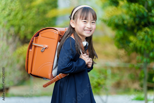 Wallpaper Mural ランドセルを背負った女の子 Torontodigital.ca