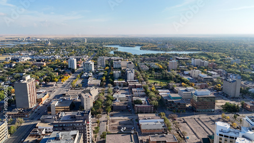 Canvas-taulu Regina, saskatchewan cityscape along rose street with downtown skyline, parkland