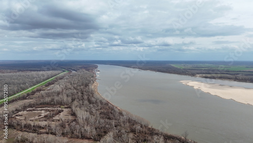 Fotografía Expansive aerial view of the mississippi river from vidalia, louisiana, showing