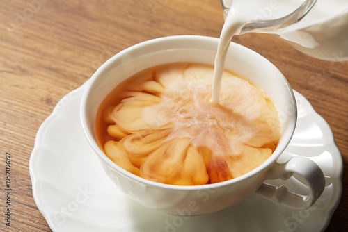 紅茶にミルクを入れる様子