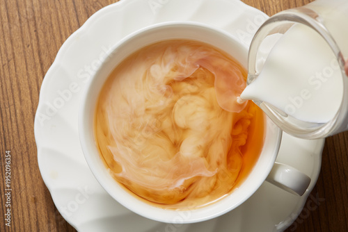 紅茶にミルクを入れる様子