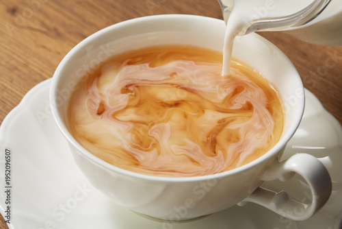 Photos 紅茶にミルクを入れる様子