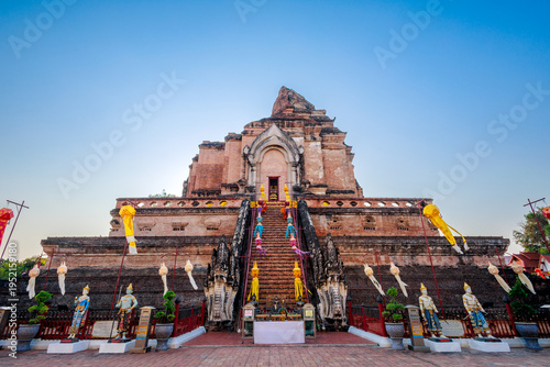 Quadro em tela Ancient giant Lanna-style chedi of Wat Chedi Luang in Chiang Mai, Thailand, decorated with traditional lanterns