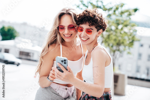 Fotografía Two young beautiful smiling trendy female