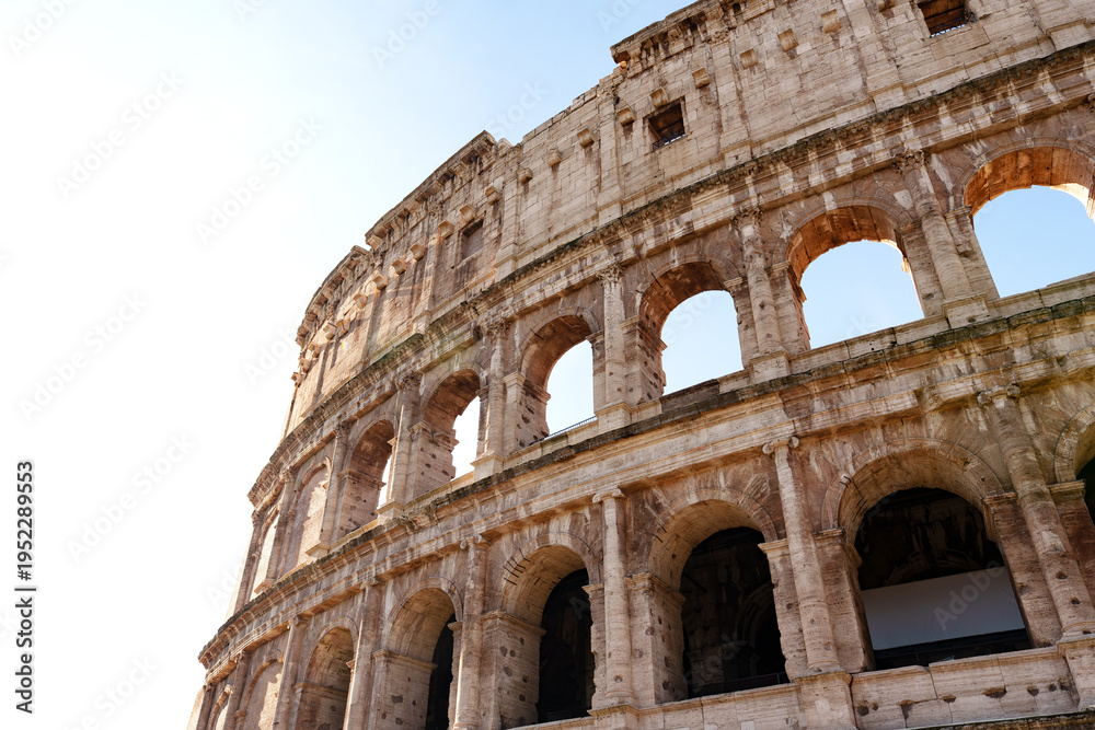 Obraz premium Explore the ancient architecture of the Colosseum in Rome during a sunny day