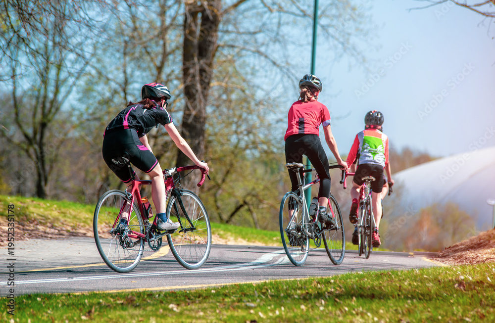 Naklejka premium Cyclists ride on the bike path in the city Park 