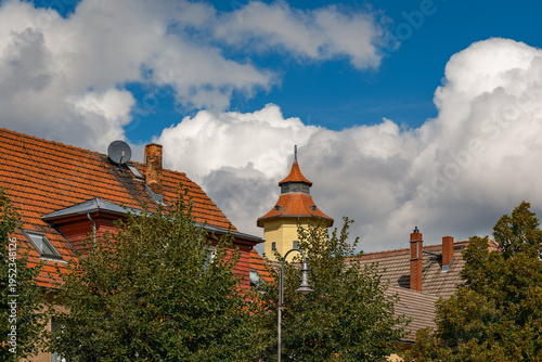 Blick von Süden über die Dächer der denkmalgeschützten Altstadt von Treuenbrietzen auf den historischen Wasserturm - durch die Altstadt verlaufen die 