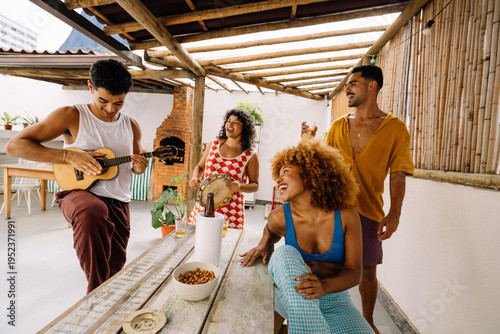 Quadro su tela Friends enjoying a roda de samba gathering in Rio de Janeiro