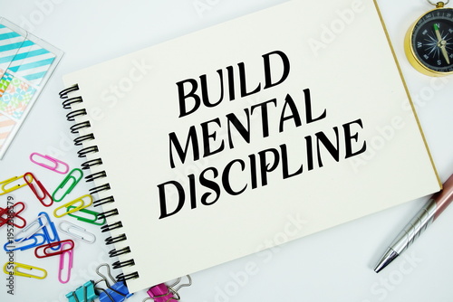 Foto Build Mental Discipline text message written on notepad with stationery flat lay