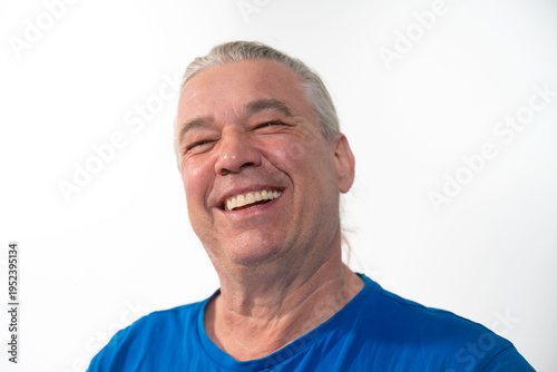 Freundlich lachender Senior