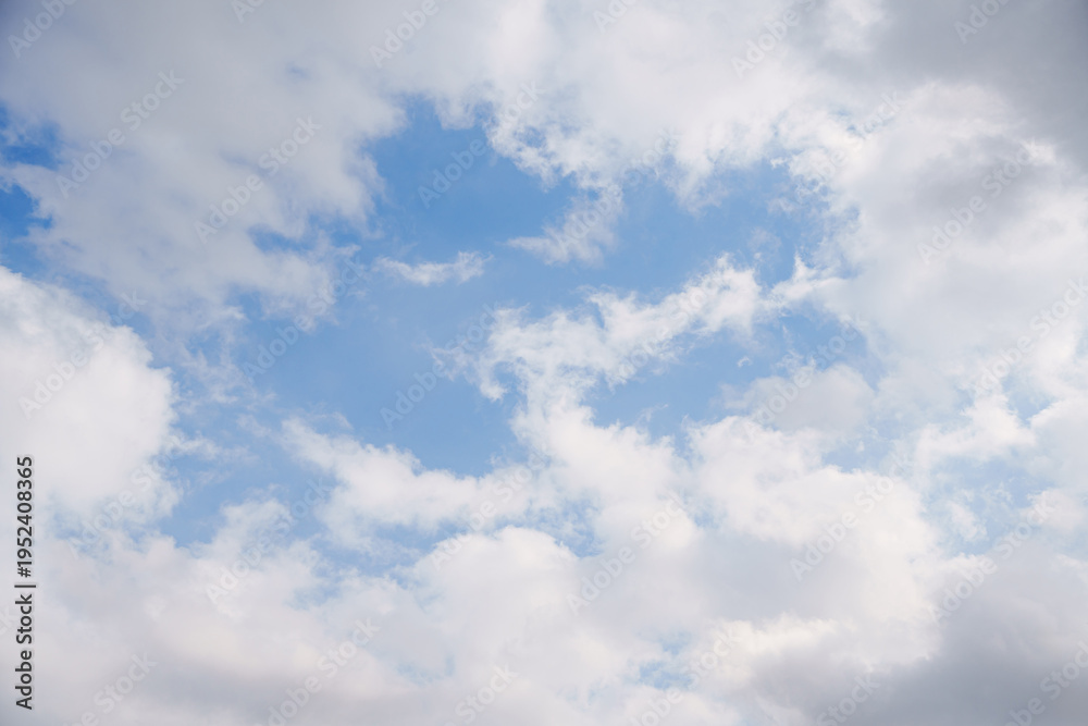 Obraz premium Bright sky with clouds during daytime over an open area