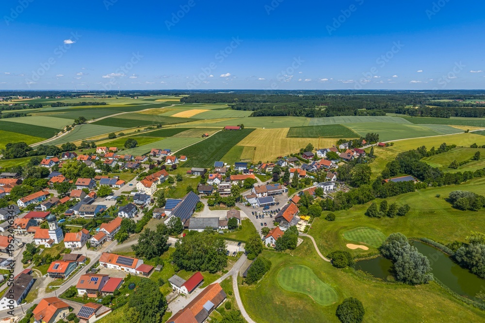 Fototapeta premium Die ländliche Region rund um die Ortschaft Tegernbach im oberbayerischen Kreis Fürstenfeldbruck im Luftbild