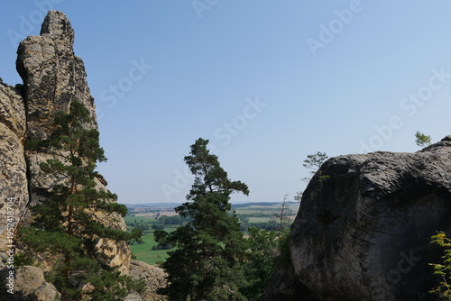 Felsen und Aussicht an der Teufelsmauer im Harzer Vorland 