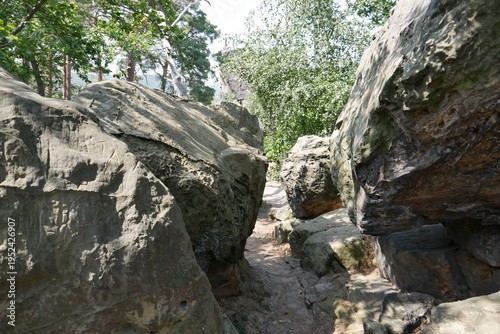Wanderweg auf der Teufelsmauer im Harz bei Blankenburg