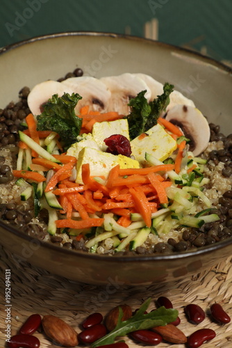 Bol de légumes variés avec quinoa et lentilles