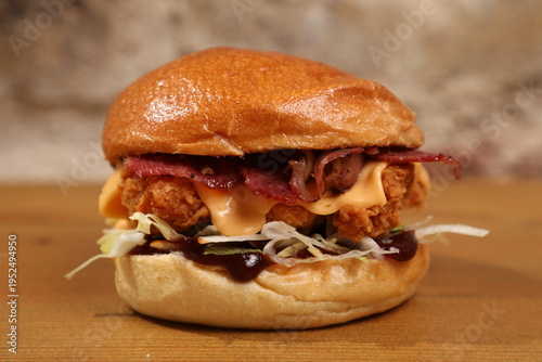 Tableau sur toile Savourer un cheeseburger dans un restaurant