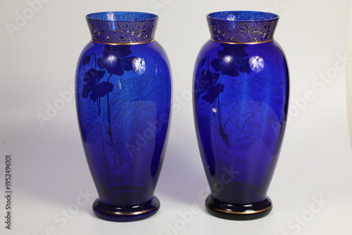 Exploration de vases anciens en verre bleu