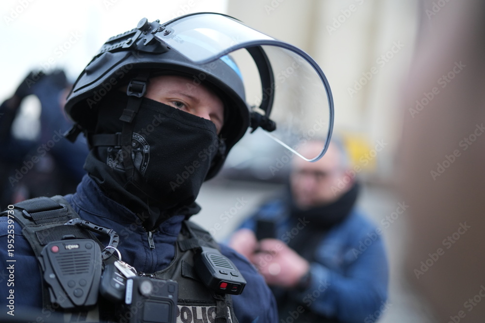 Fototapeta premium Policier armé dans une situation de sécurité