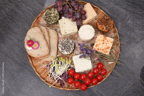 Plateaux de fromage vegan avec divers aliments