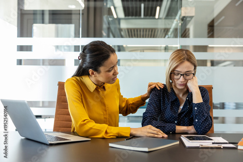 Fotografie Colleague showing empathy and support for stressed businesswoman