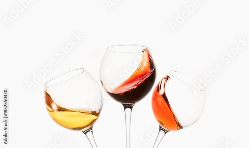 Foto White, rose, red wine splashes, diagonal waves in glasses.