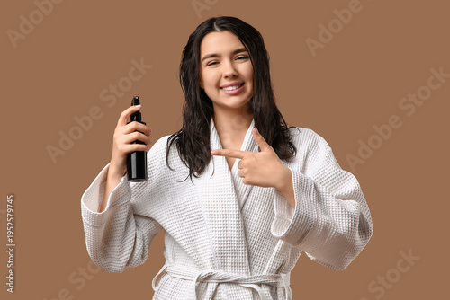 Young woman pointing at hai...