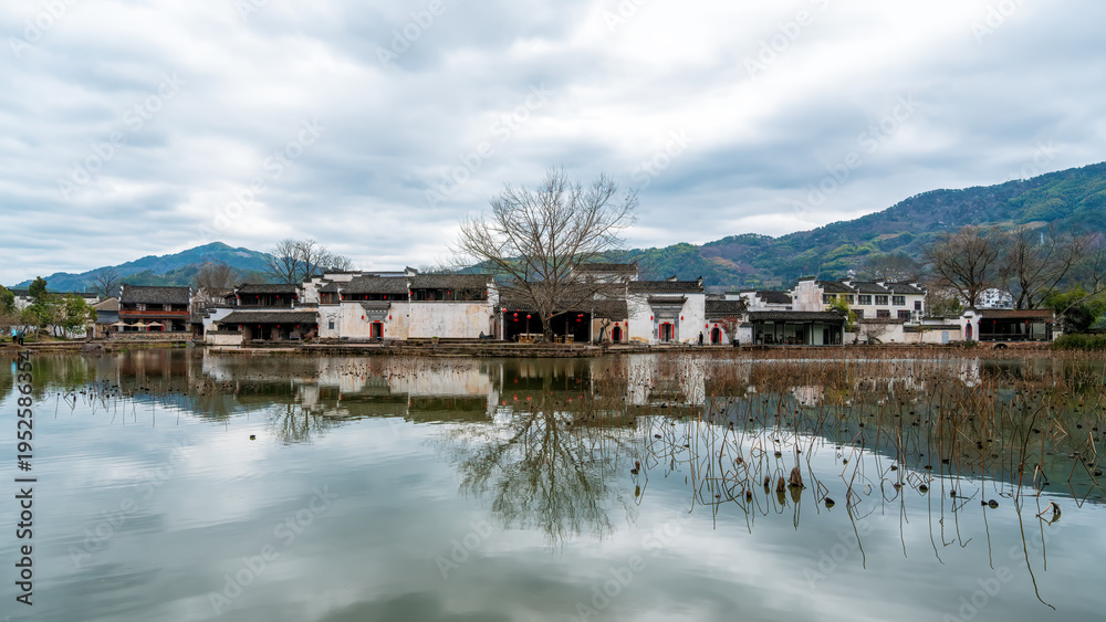 Obraz premium Traditional Chinese Village Reflection in Calm Water