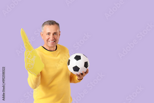 Male sports fan with foam h...