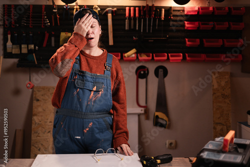 Foto artisan, handyman, carpenter or Industrial worker with equipment for repairs put hand on face making mistaken omg gesture in workshop