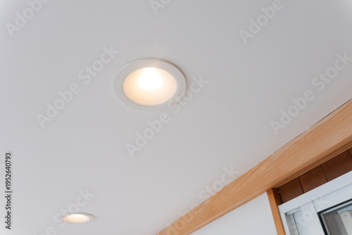 天井に埋め込まれたLEDダウンライト