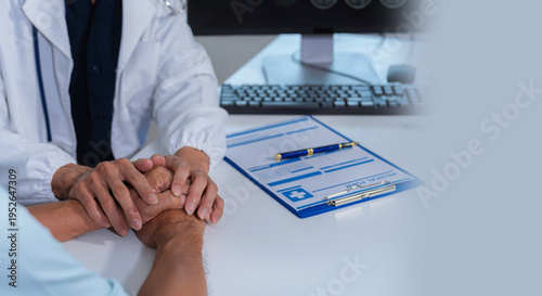 Cuadro en lienzo Stressed patient are treated by a psychologist or doctor in a psychiatric clinic