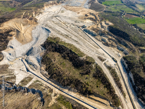 Foto Sand pit mining industrial quartz. Sand deposit in Serbia