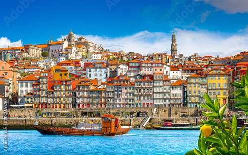 Obraz na płótnie Beautiful view of the city of Porto on a beautiful summer day