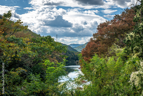 長瀞町の荒川と山並み、紅葉と雲が織りなす秋の渓谷