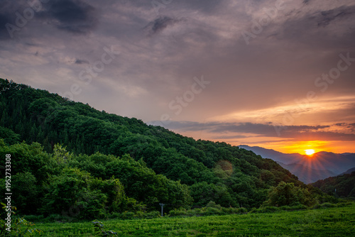 福島県南会津町・初夏の山並みに沈む美しい夕日と緑の風景