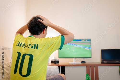 Φωτογραφία Torcedor brasileiro com a camisa da seleção coloca as mãos na cabeça durante jogo tenso