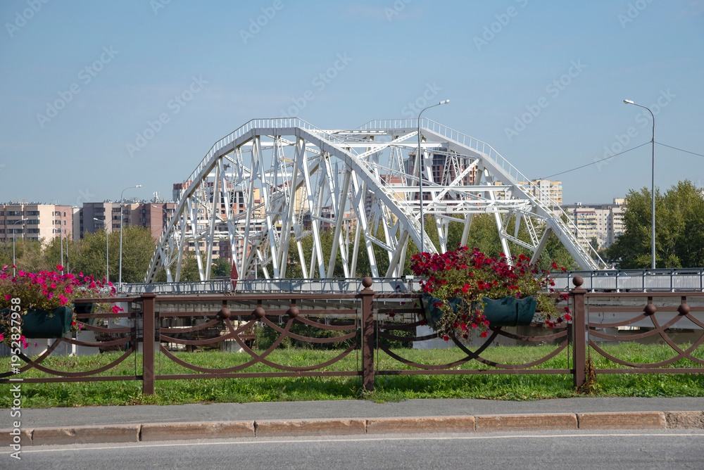 Fototapeta premium Chelyuskintsev Bridge in the urban landscape. Tyumen, Russia
