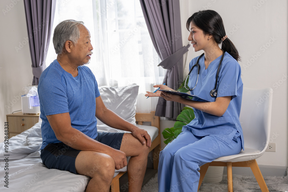 Obraz premium Cheerful female nurse talking with senior man patient holding clipboard providing medical care at home sitting on bed during healthcare consultation visit showing friendly emotional support