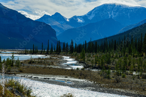 Obraz na plátně Bow River Valley and Mountain Peaks